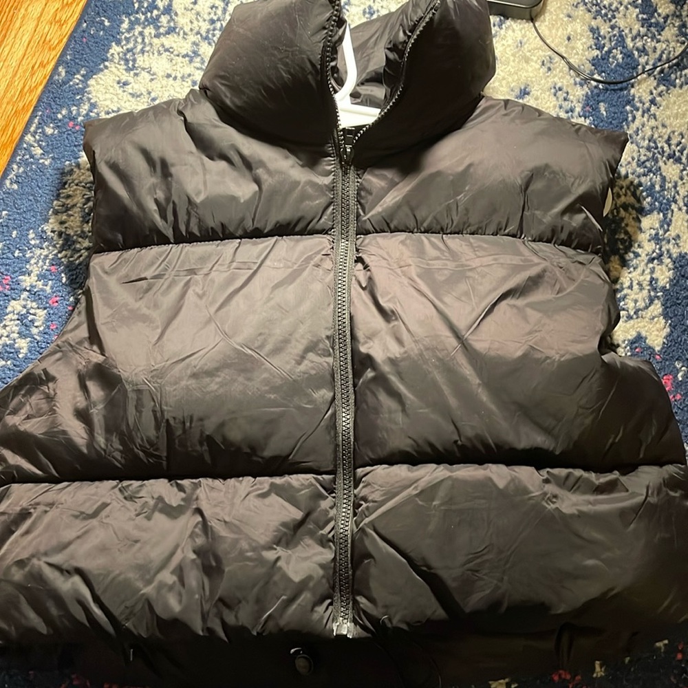 cropped black puffer vest